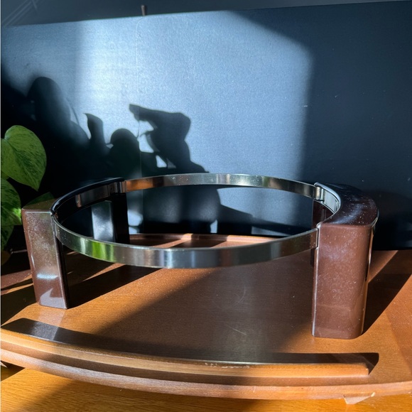 Pyrex Designs Party Server - Knob Covered Casserole with Brass Accent Cradle - Picture 6 of 7